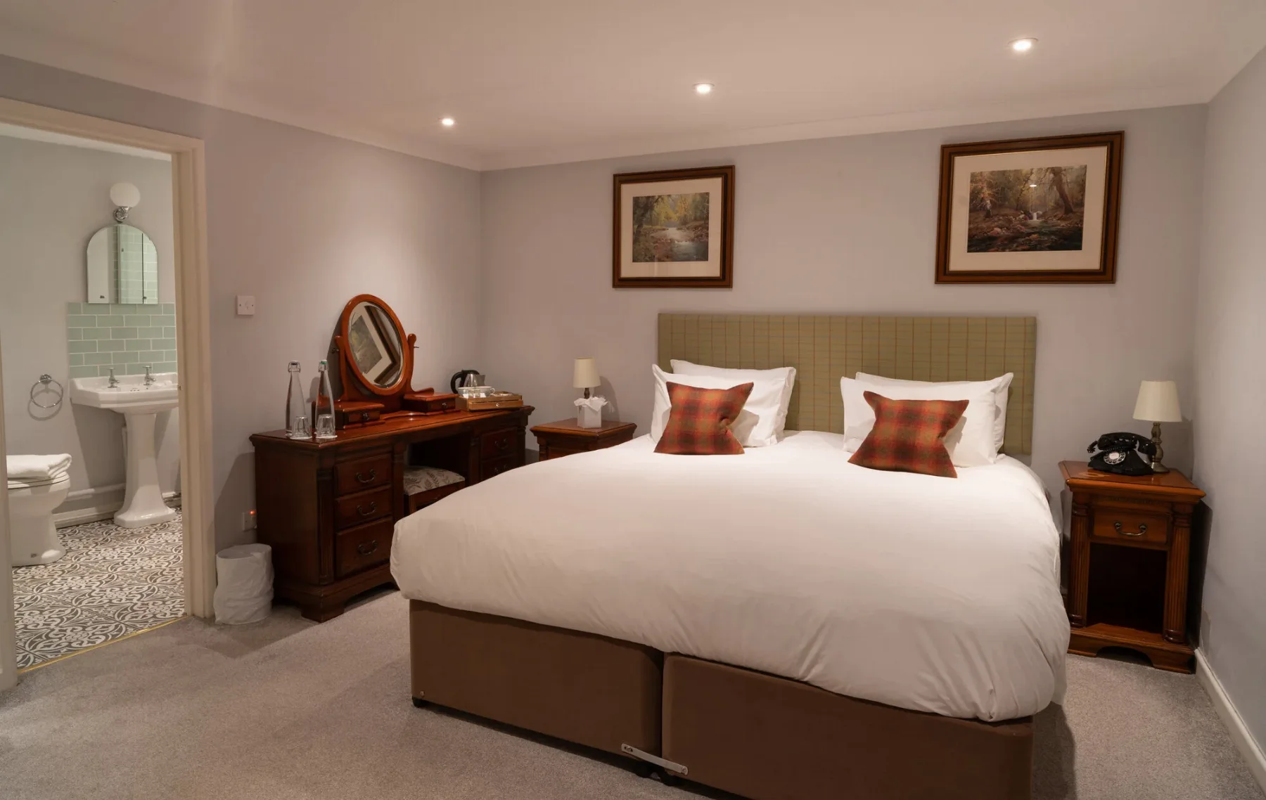 A double bedroom at The White Hart with an en suite bathroom